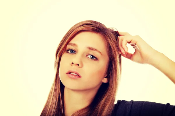 Pensive teenage woman scratching her head — Stock Photo, Image