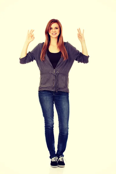Mulher adolescente mostrando dois sinais OK — Fotografia de Stock