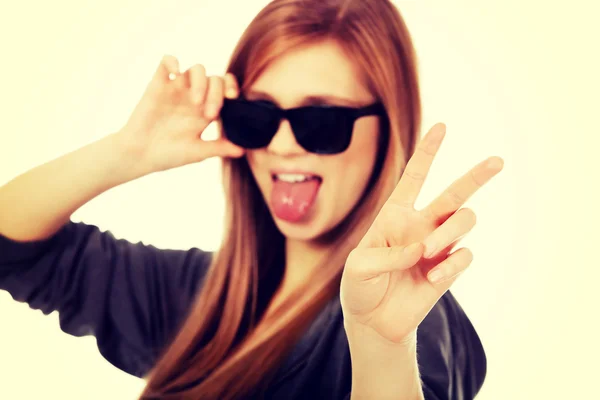 Jonge tiener vrouw dragen van een zonnebril — Stockfoto