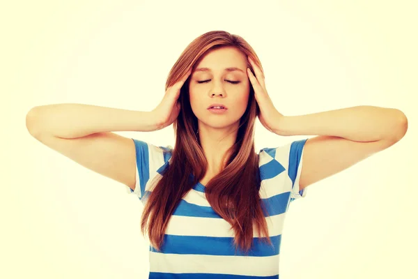 Mulher adolescente com dor de cabeça segurando a mão na cabeça — Fotografia de Stock