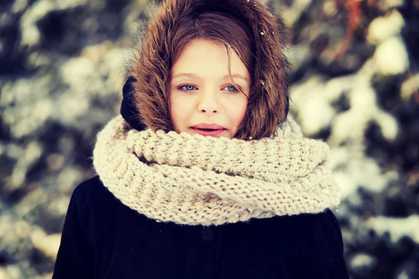 Jovem mulher ao ar livre no inverno — Fotografia de Stock