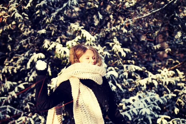 Jovem mulher jogando bola de neve — Fotografia de Stock