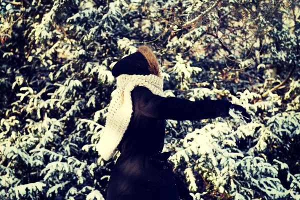 Молода жінка кидає сніжок — стокове фото