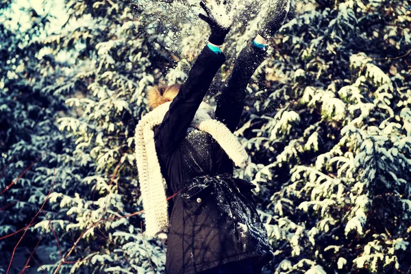 Woman is defending herself playing snowball fight — Stock Photo, Image