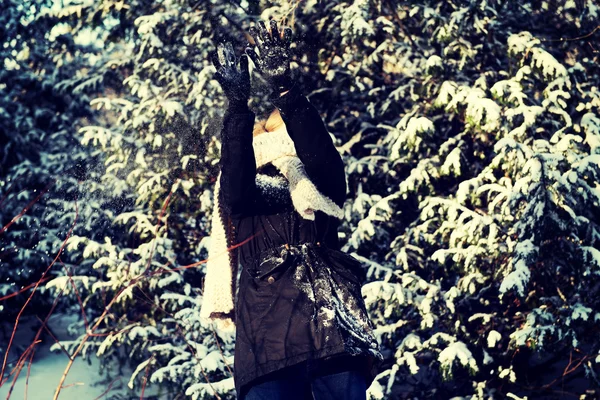 La mujer se defiende jugando a las bolas de nieve. —  Fotos de Stock