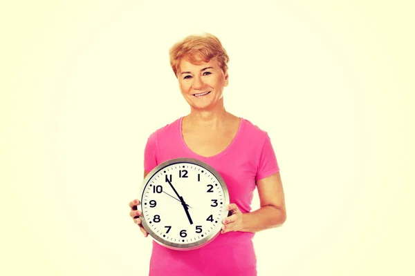 Lächelnde Seniorin mit Uhr — Stockfoto