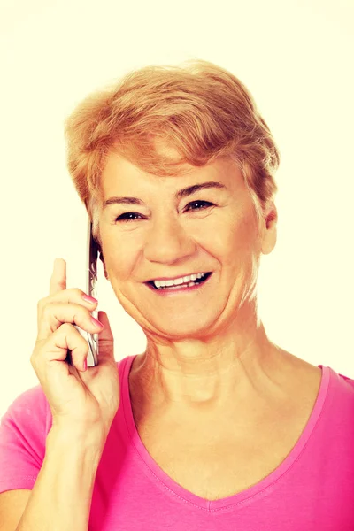 Lachende senior vrouw praten via telefoon — Stockfoto