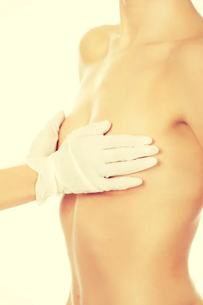 Ung kvinna innan bröstimplantat kirurgi — Stockfoto