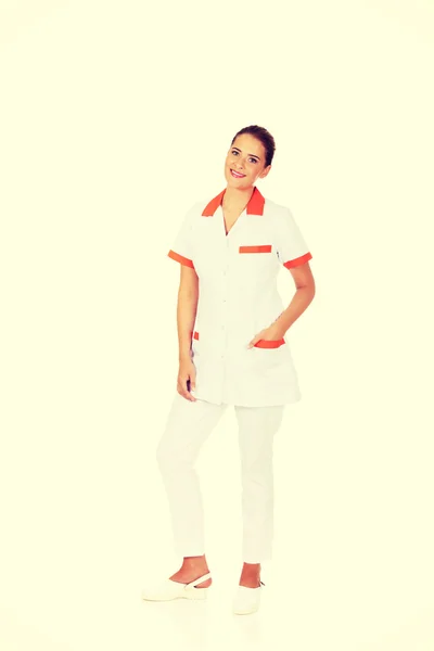 Młody uśmiechający się lekarz lub pielęgniarka — Zdjęcie stockowe