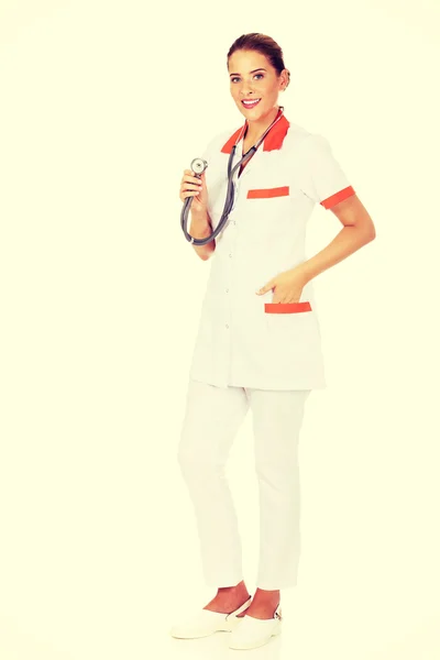 Молодой улыбающийся врач или медсестра — стоковое фото
