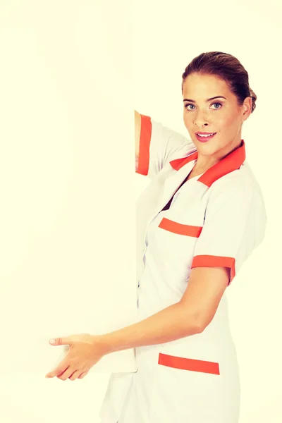 Feliz doctor sosteniendo banner vacío — Foto de Stock