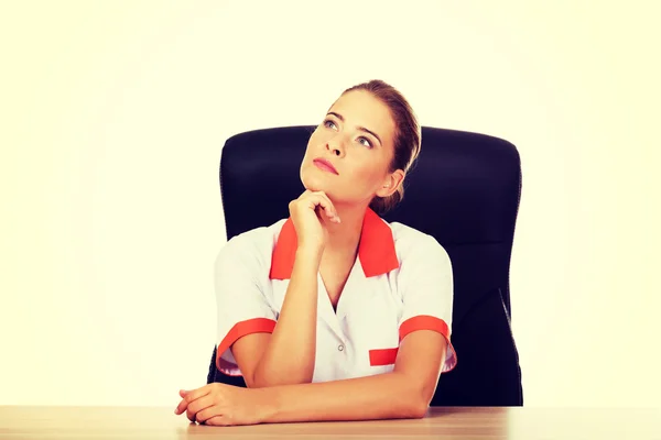 Ärztin oder Krankenschwester hinter dem Schreibtisch — Stockfoto