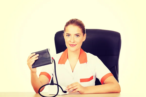 Krankenschwester mit Blutdruckmessgerät — Stockfoto