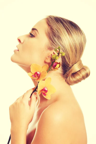 Bella donna con orchidea arancione — Foto Stock
