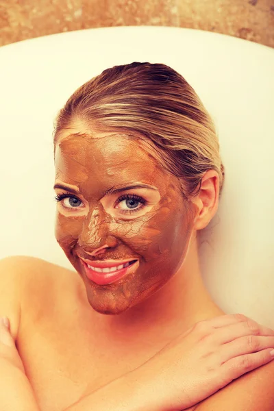 Mujer feliz con máscara de chocolate —  Fotos de Stock