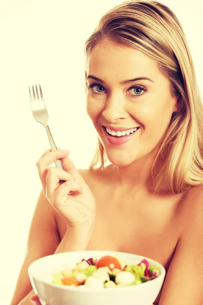 Mujer sosteniendo un tazón con ensalada —  Fotos de Stock