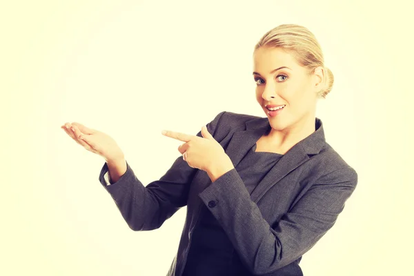 Businesswoman showing copy space on the left — Stock Photo, Image