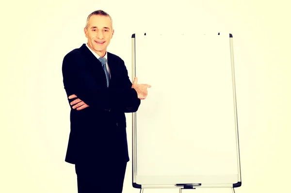 Männliche Führungskraft zeigt auf Flipchart — Stockfoto