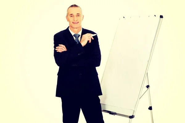 Executivo masculino pé perto de flip chart — Fotografia de Stock