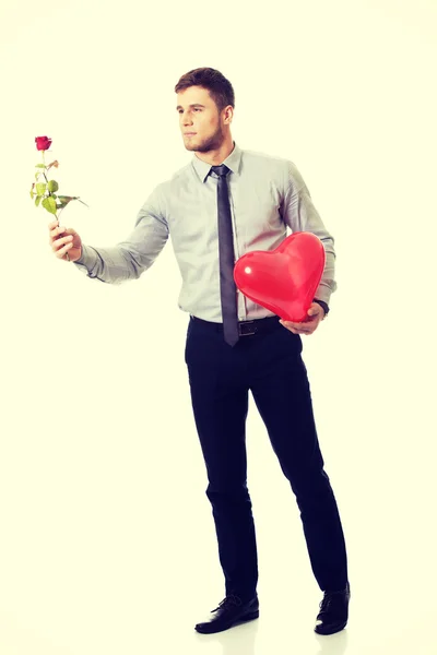 Man met rode rose en hart ballon. — Stockfoto