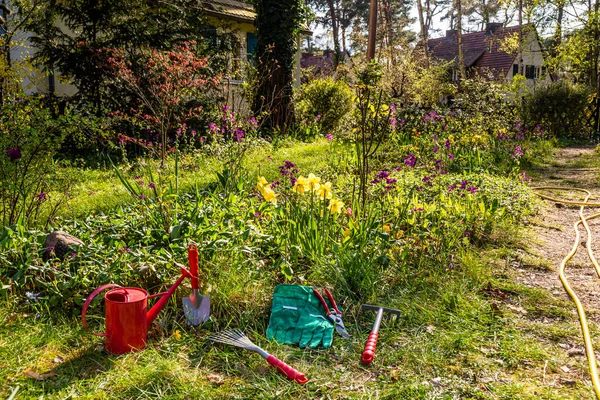 Trädgårdsskötsel Med Kratta Sax Vattenkanna Och Handskar Trädgården Våren — Stockfoto