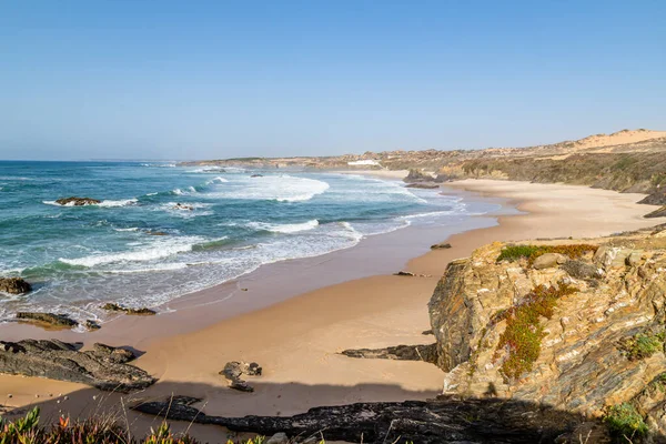 Plaj ve körfez Praia do Almograve, Alentejo, Portekiz