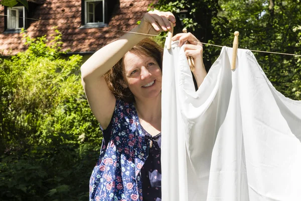 Hanging up the washing in — Stock Photo, Image