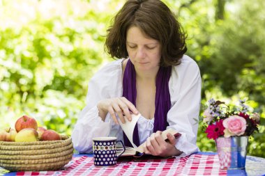 Kitap okuyan bir kadın.