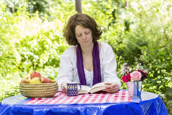 Een vrouw die een boek leest — Stockfoto