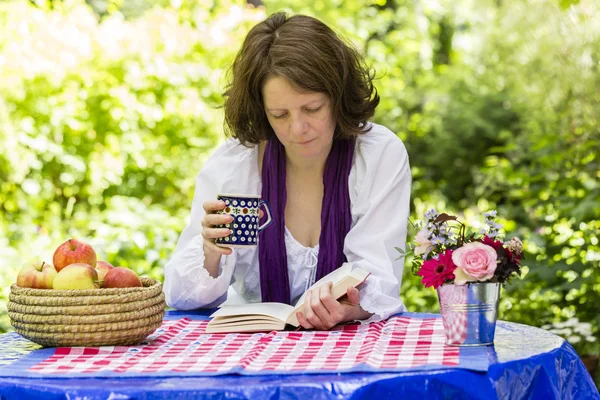 Een vrouw die een boek leest — Stockfoto