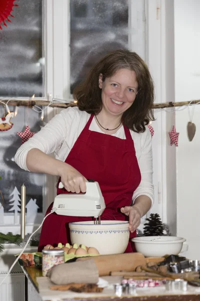 Žena je pečení soubor cookie — Stock fotografie