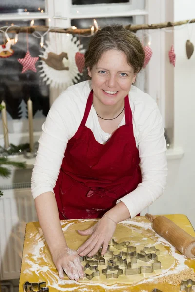 Kobieta jest do pieczenia cookie — Zdjęcie stockowe
