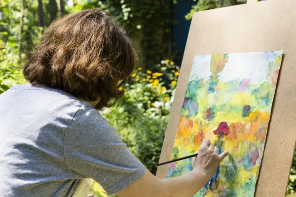 Vrouw schilderij met kwast — Stockfoto