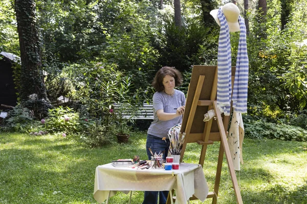 Donna sta dipingendo — Foto Stock