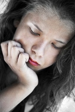 Güzel üzgün düşünceli genç