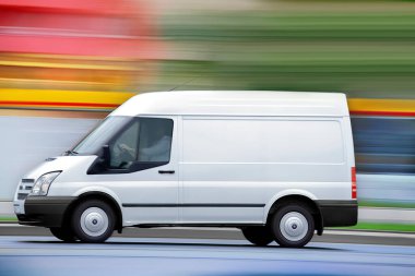 Beyaz minibüsteki kurye paketinle birlikte sana doğru geliyor..