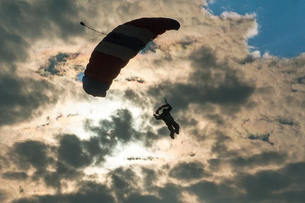 Skydiver op achtergrond van wolken — Stockfoto