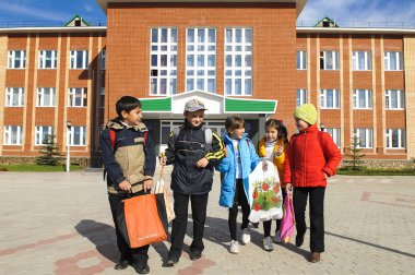 Çocukların okula gitmek