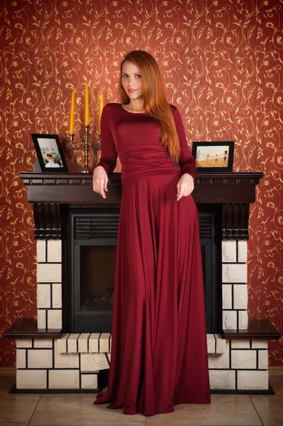 이브닝 드레스에 빨간 머리 소녀 로열티 프리 스톡 사진