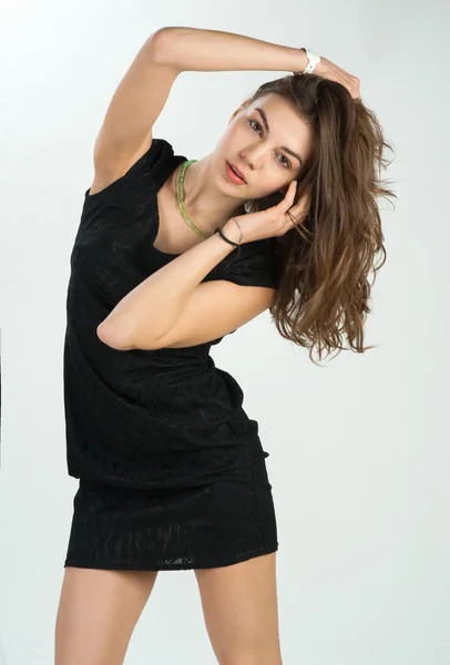 Chica en un vestido negro corto — Foto de Stock