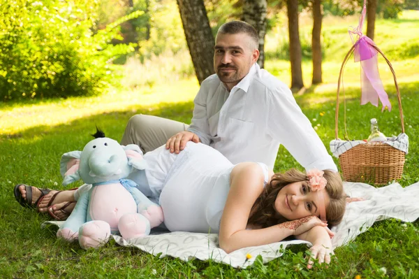 Zwangere jonge vrouw met haar man — Stockfoto