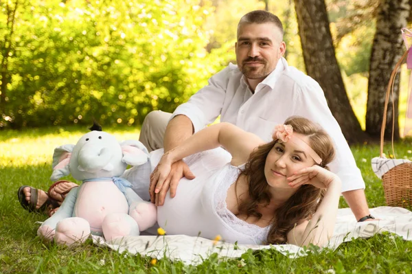 Mujer joven embarazada con su marido —  Fotos de Stock