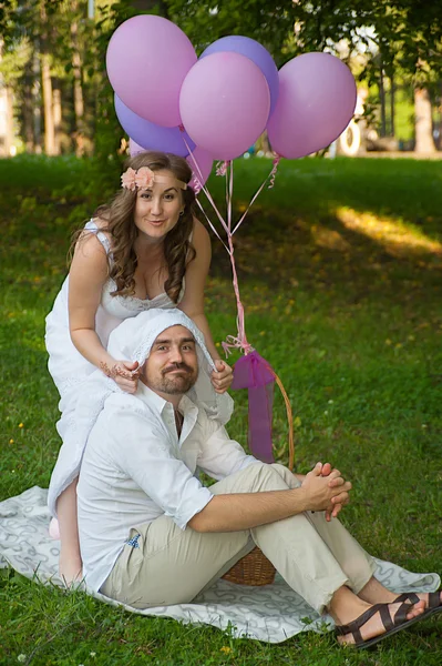 Pregnant young woman with her husband — Stock Photo, Image