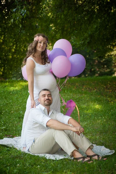 Zwangere jonge vrouw met haar man — Stockfoto