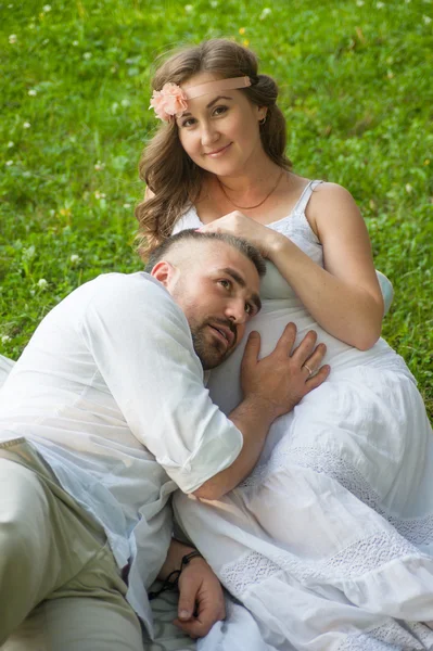 Una joven embarazada con su marido —  Fotos de Stock