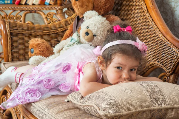 Une petite fille triste sur le canapé — Photo