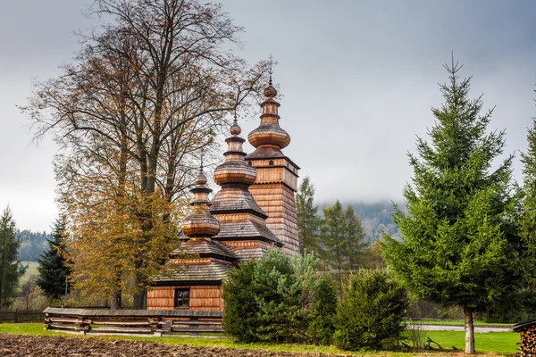 Деревянная церковь в Квятоне, Польша — стоковое фото