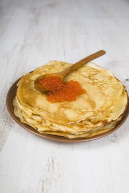 Bir masada kırmızı havyar ile Pancakes.  