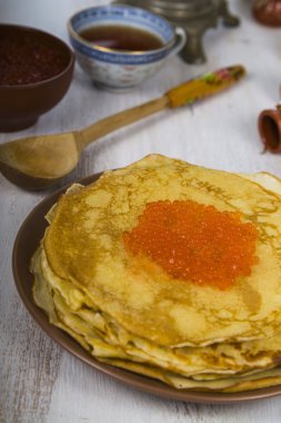 Bir masada kırmızı havyar ile Pancakes.  