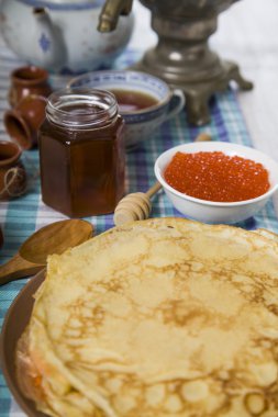 Bir masada kırmızı havyar ile Pancakes.  
